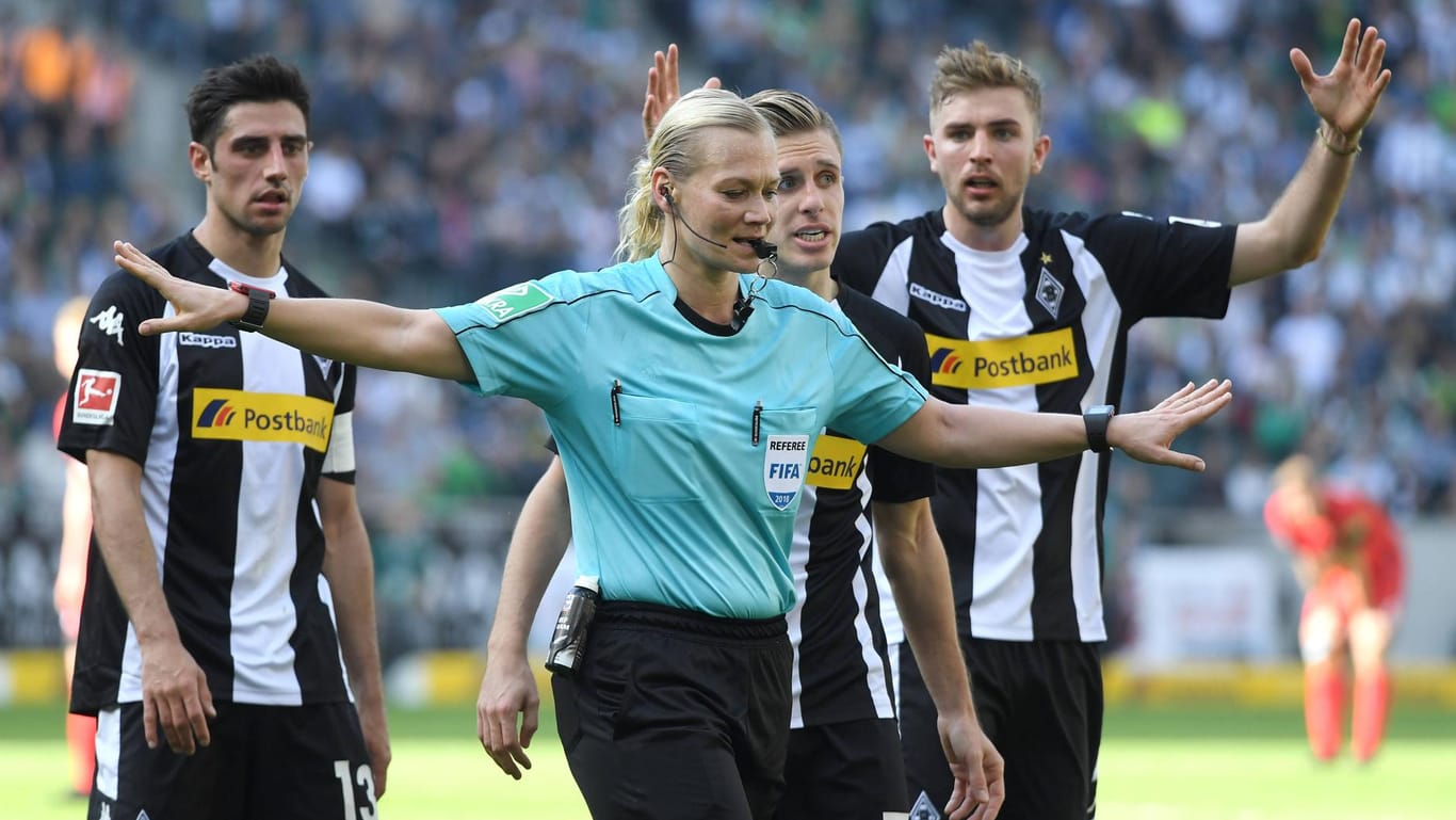 Bibiana Steinhaus beim Spiel Gladbach gegen Hertha: Die Schiedsrichterin wurde von Fans beleidigt, jetzt ermittelt der DFB.
