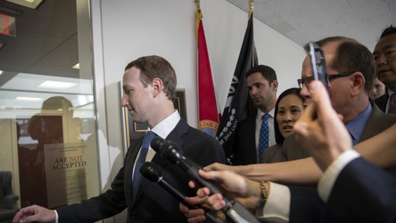 Mark Zuckerberg kommt zu einem Treffen mit US-Senator Nelson, dem Vorsitzenden des Rechts- und Handelsausschusses im Senat.