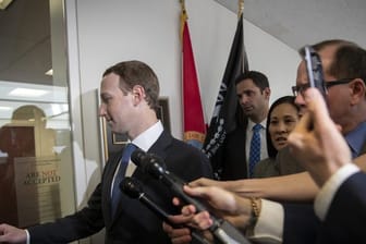 Mark Zuckerberg kommt zu einem Treffen mit US-Senator Nelson, dem Vorsitzenden des Rechts- und Handelsausschusses im Senat.