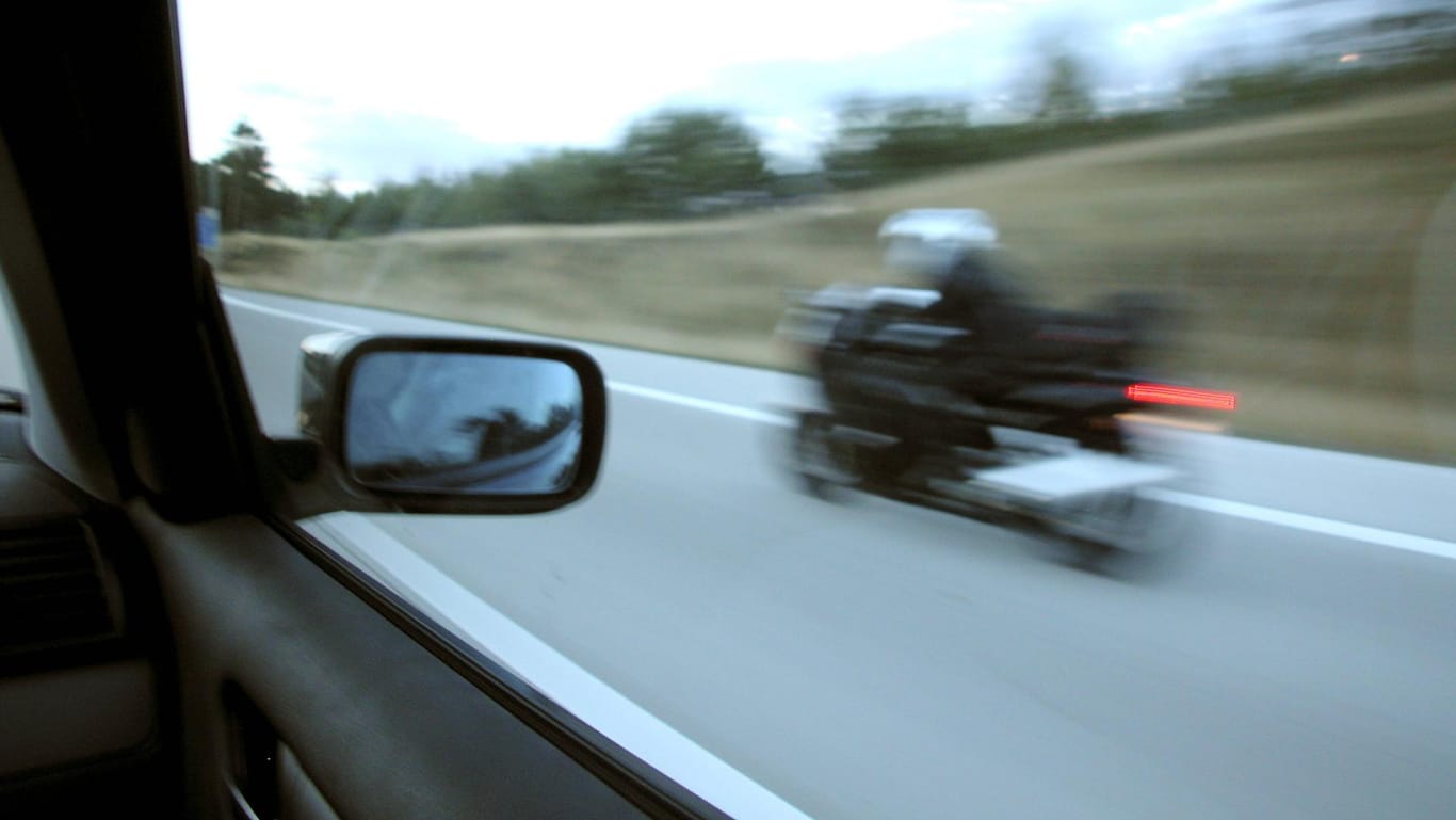 Rasen, bis der Arzt kommt: In Bayern ist ein Motorradfahrer mit 221 km/h geblitzt worden – erlaubt waren 100 (Symbolfoto).