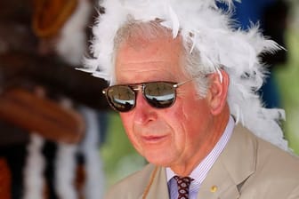 Der britische Thronfolger Prinz Charles mit traditionellen Federschmuck in Australien.
