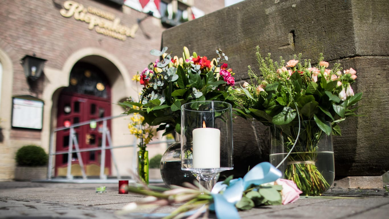 Blumen vor der Gaststätte Kiepenkerl. Am Samstag fuhr ein Mann in eine Menschenmenge. 20 Personen wurden verletzt, zwei Menschen starben.