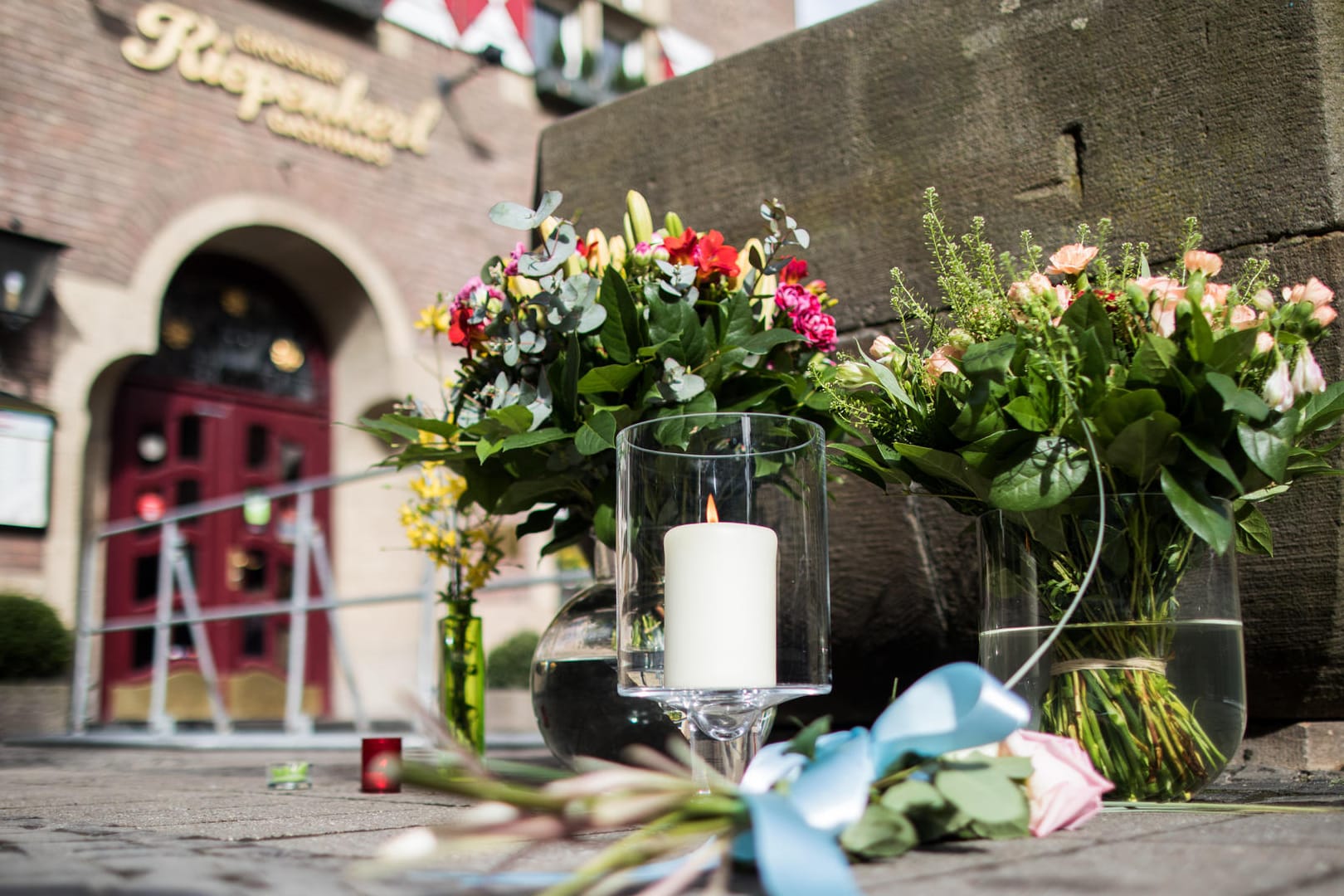 Blumen vor der Gaststätte Kiepenkerl. Am Samstag fuhr ein Mann in eine Menschenmenge. 20 Personen wurden verletzt, zwei Menschen starben.