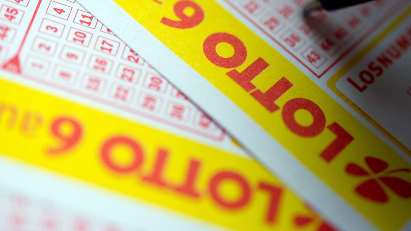 Ein Mann füllt einen Lottoschein aus: Brandenburger gewinnt sieben Millionen Euro beim Lottospielen.