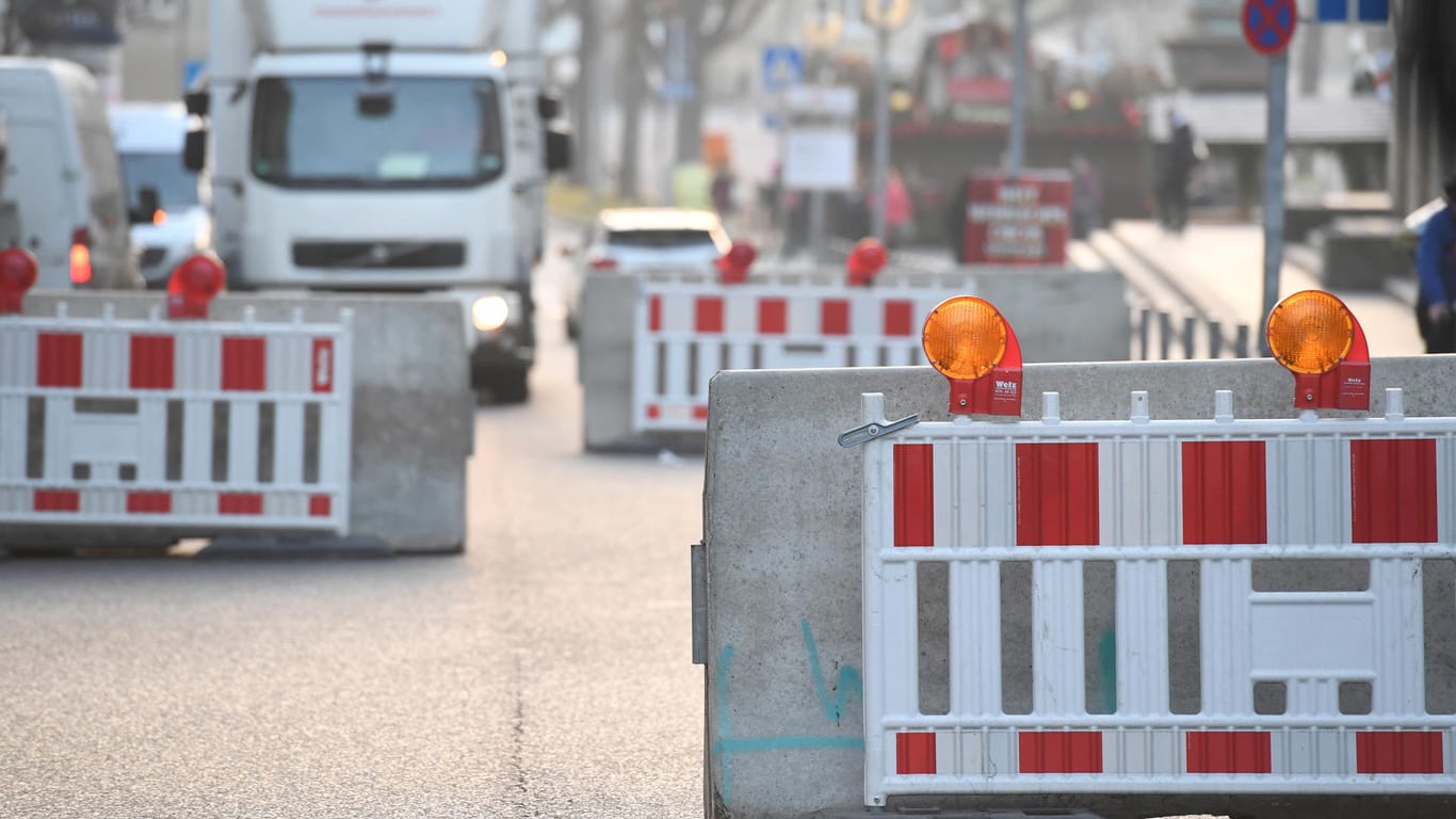 Betonblockaden in Stuttgart. Autos müssen im Zick-Zack-Kurs hindurchfahren. So sollen Anschläge mit Lkws verhindert werden, ohne den Anlieferverkehr zu blockieren.