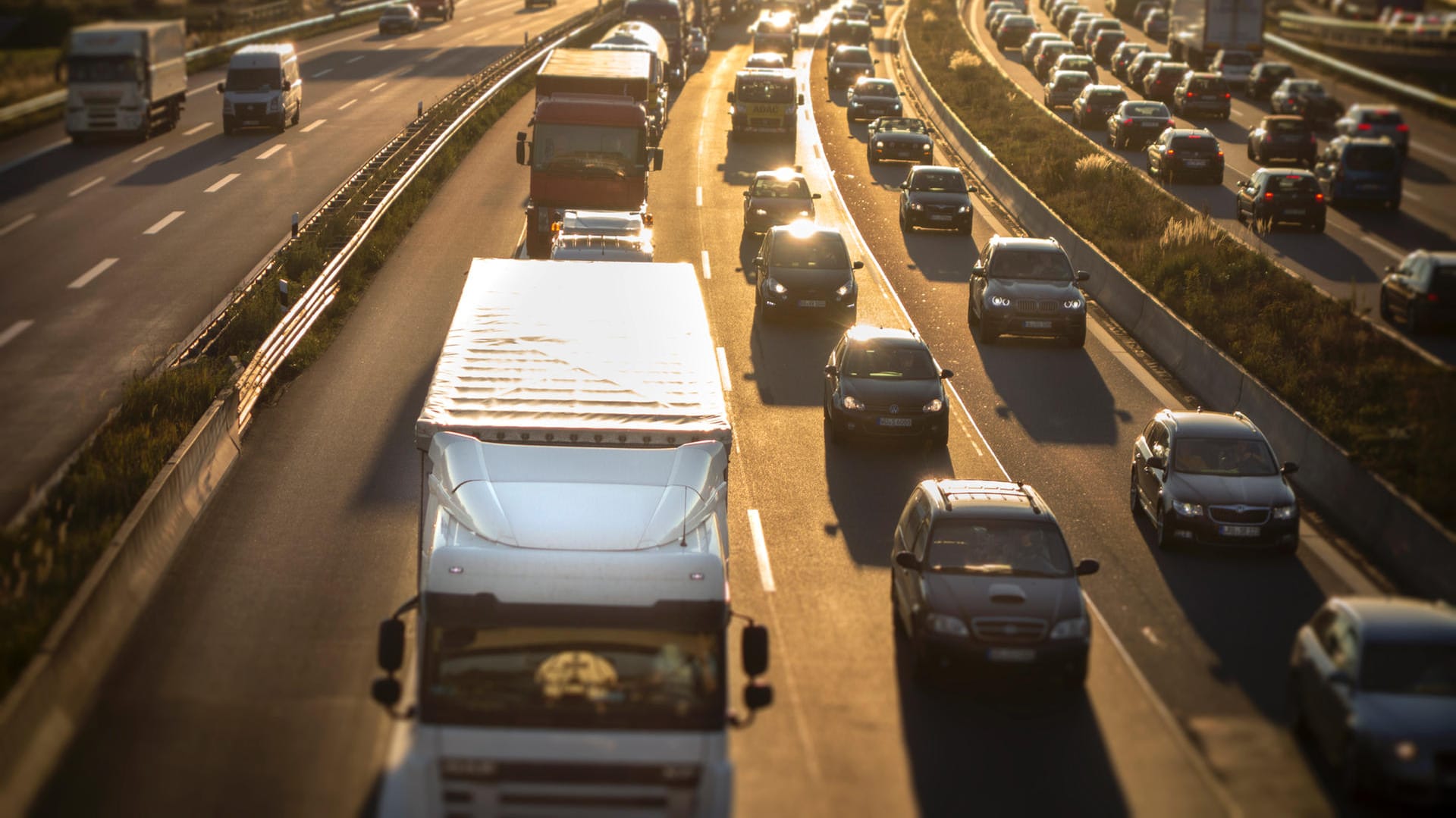 Stau auf der A1: Auch am Wochenende kann es wieder zu einigen Staus kommen.