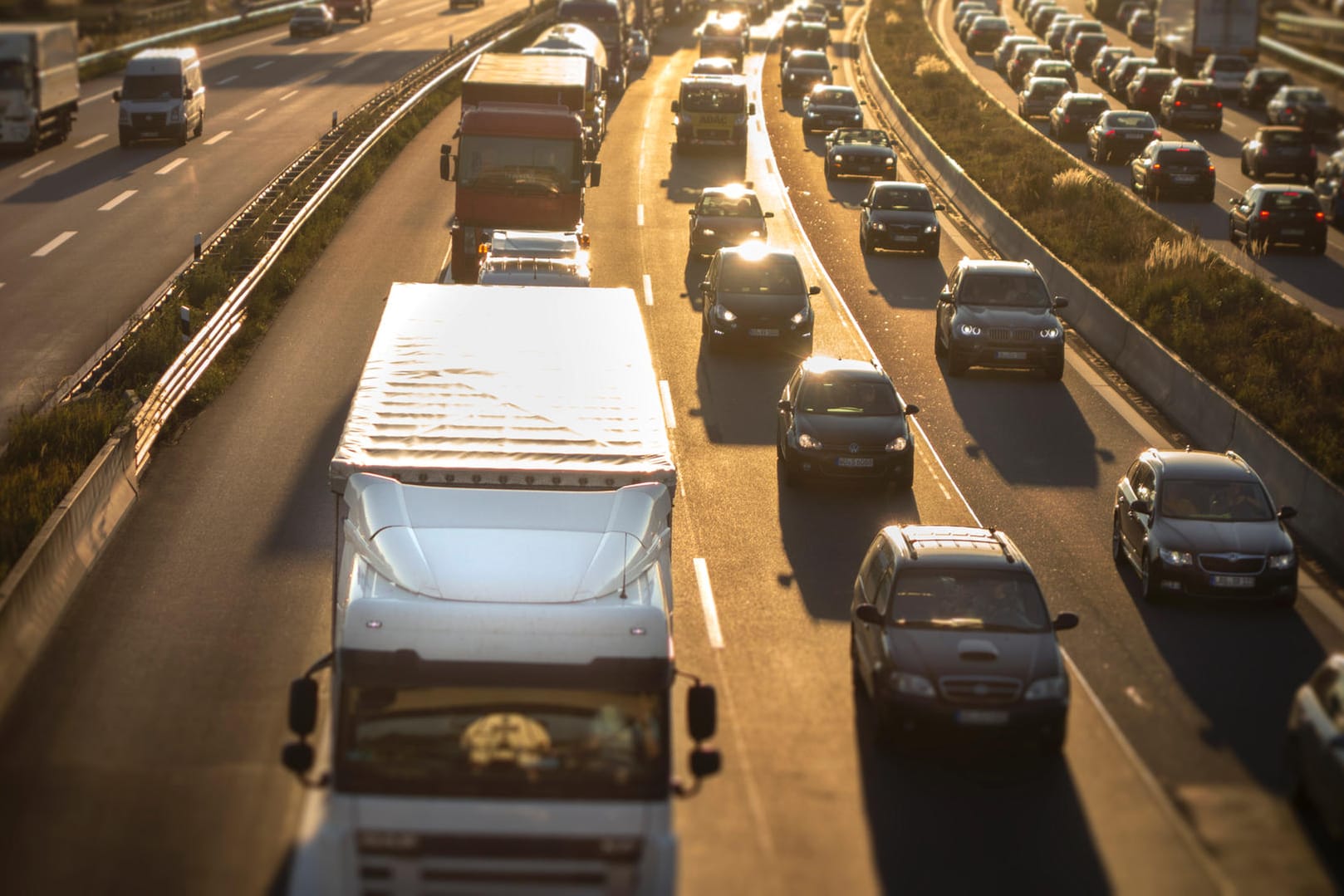 Stau auf der A1: Auch am Wochenende kann es wieder zu einigen Staus kommen.