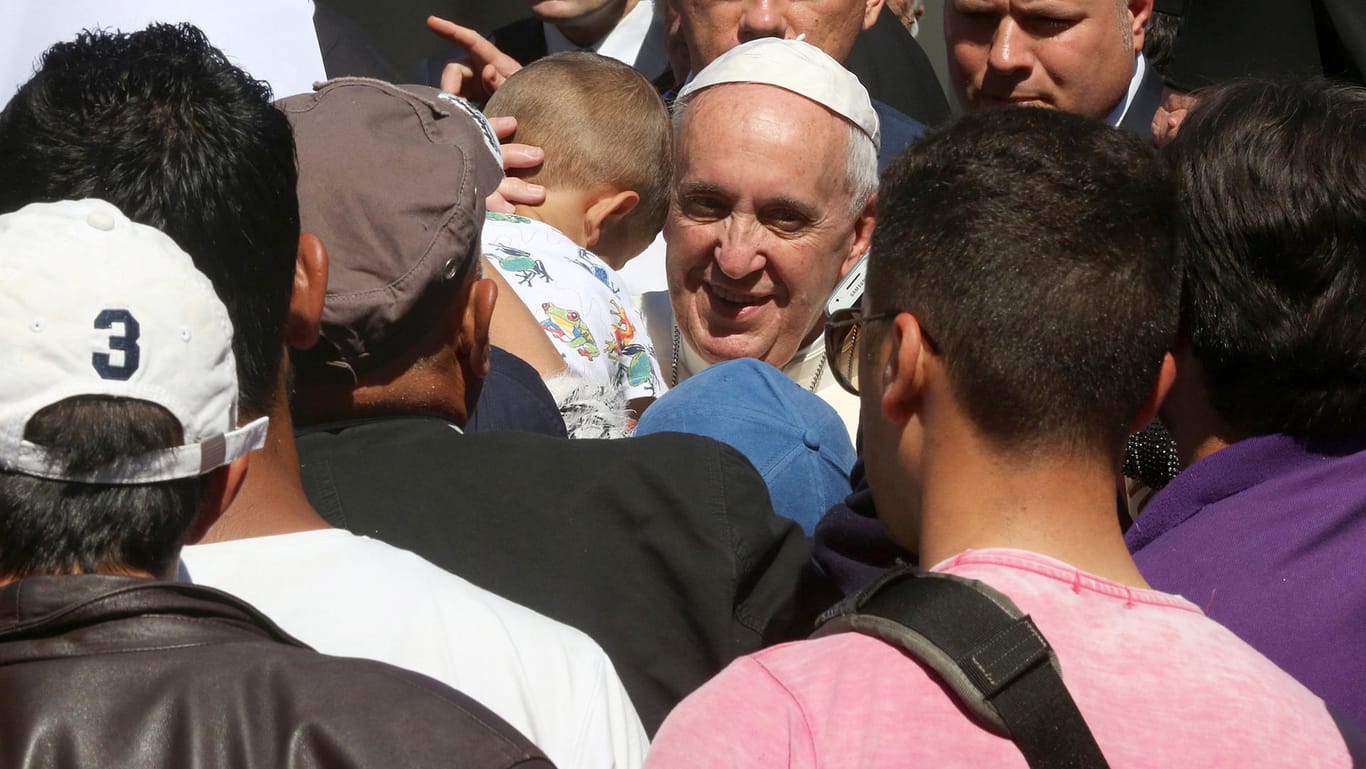 Papst Franziskus bei seinem Besuch im Flüchtlingslager Moria auf Lesbos: Das Kirchenoberhaupt setzt sich verstärkt für Geflüchtete ein.