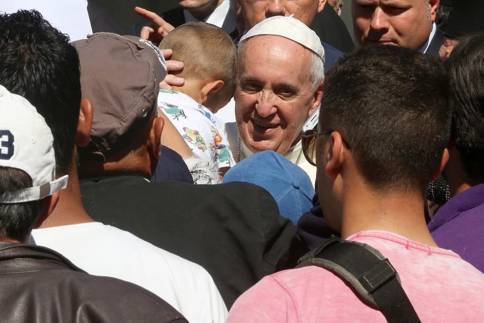 Papst Franziskus bei seinem Besuch im Flüchtlingslager Moria auf Lesbos: Das Kirchenoberhaupt setzt sich verstärkt für Geflüchtete ein.