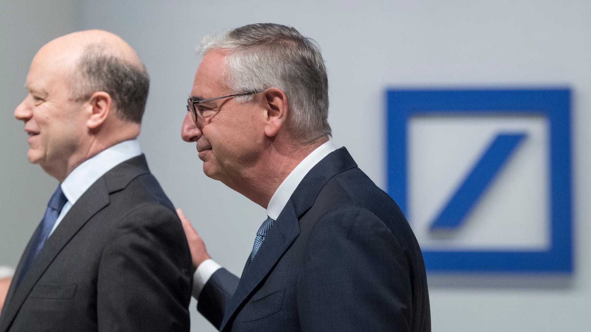 John Cryan und Paul Achleitner: Die Augen richten sich vermehrt auf Aufsichtsratschef Paul Achleitner, der im Hintergrund der Deutschen Bank die Strippen zieht.