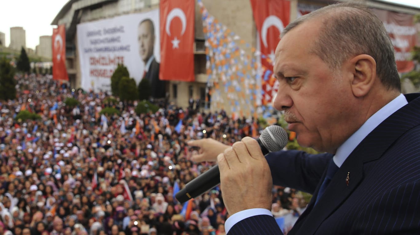 Recep Tayyip Erdogan spricht zu Anhängern seiner AKP-Partei: Der türkische Präsident wirft den deutschen Behörden vor, PKK-Anhänger nicht konsequent zu verfolgen.