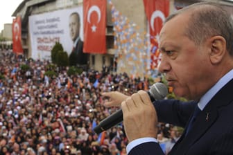 Recep Tayyip Erdogan spricht zu Anhängern seiner AKP-Partei: Der türkische Präsident wirft den deutschen Behörden vor, PKK-Anhänger nicht konsequent zu verfolgen.