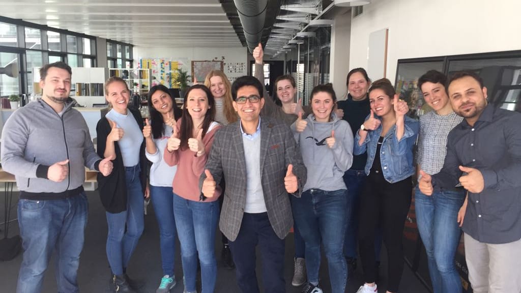 Ghulam Yahya Noori (Mitte) und das Team von Social-Bee.