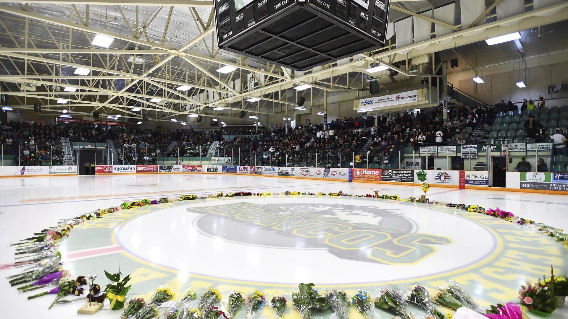 Nach tragischem Unfall: Bei der Gedenkfeier für die verunglückte Eishockeymannschaft Humboldt Broncos wurden in der Eishalle des Teams Blumen rund um den Mittelkreis gelegt.