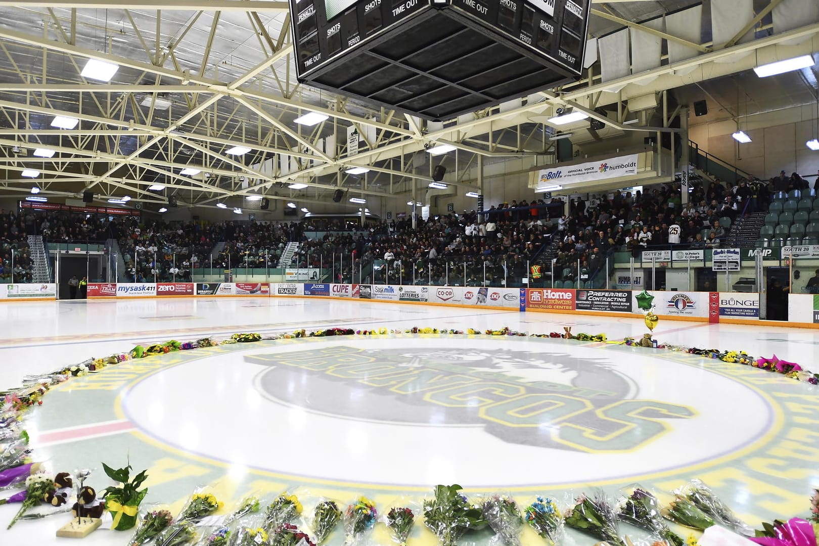 Nach tragischem Unfall: Bei der Gedenkfeier für die verunglückte Eishockeymannschaft Humboldt Broncos wurden in der Eishalle des Teams Blumen rund um den Mittelkreis gelegt.