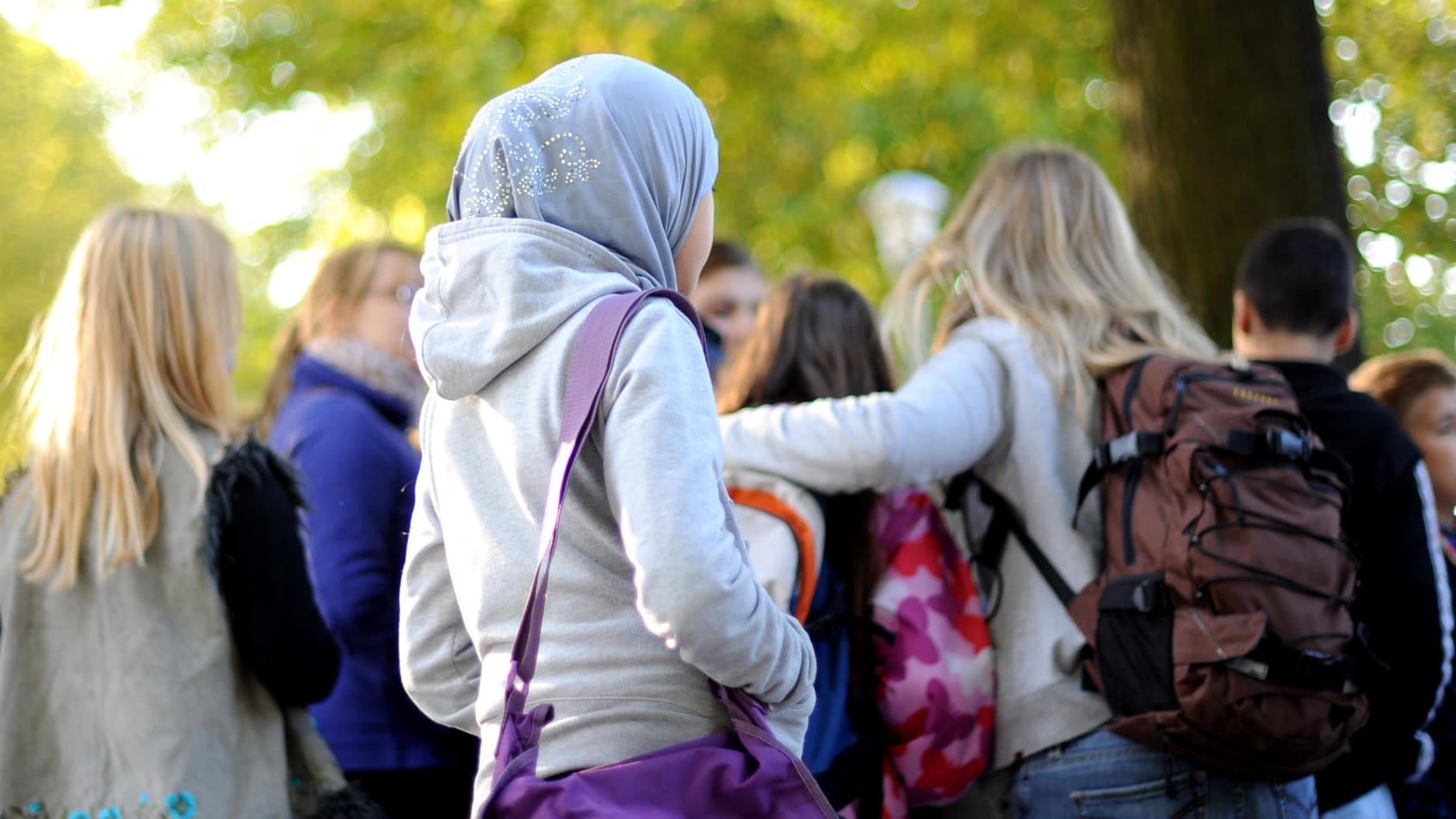 Ein Schulkind mit Kopftuch: In NRW könnten Kopftücher bei Kindern bald untersagt sein.