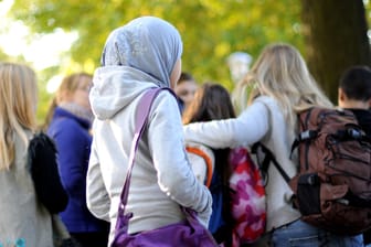 Ein Schulkind mit Kopftuch: In NRW könnten Kopftücher bei Kindern bald untersagt sein.