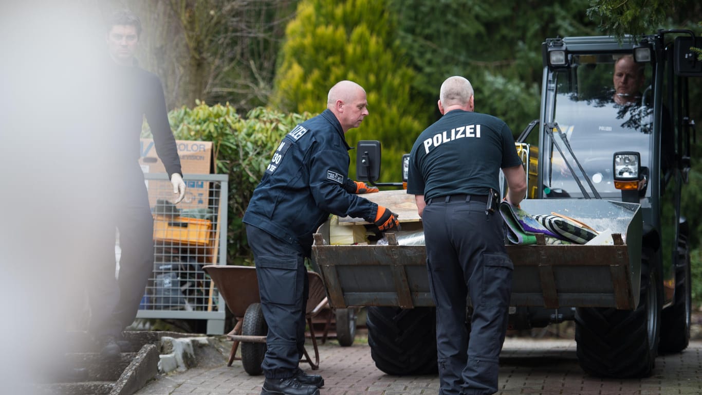 Polizisten laden Gegenstände in die Schaufel eines Radladers: Auf dem ehemaligen Grundstück eines mutmaßlichen Serienmörders in Lüneburg sucht die Polizei nach Hinweisen auf weitere Verbrechen.