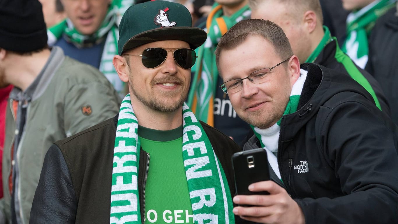 Seit Jahren Werder-Anhänger: Musiker Jan Delay (hier bei einem Selfie mit einem Fan im Weserstadion).