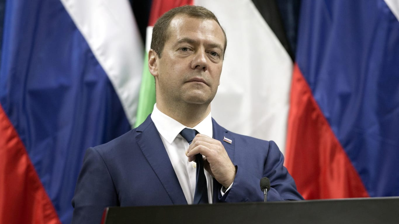Der russsiche Ministerpräsident Dmitri Medwedew, aufgenommen bei einem Besuch in Jericho in der West Bank: Russland will Firmen wegen US-Sanktionen helfen.