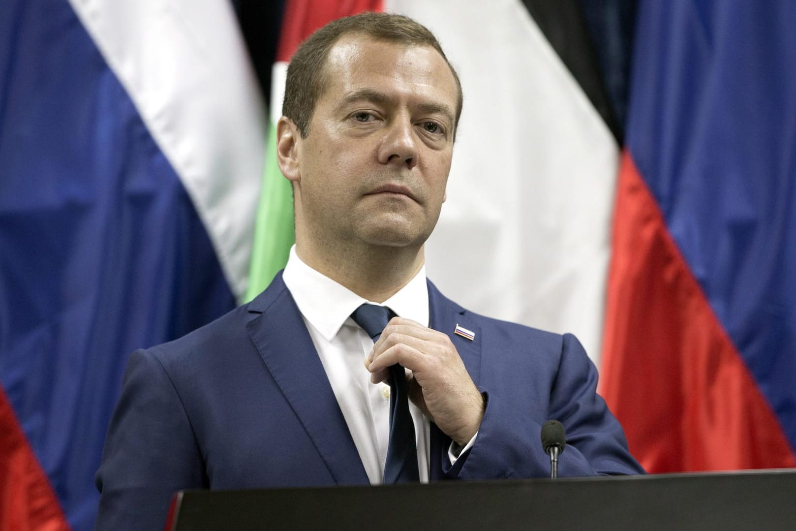 Der russsiche Ministerpräsident Dmitri Medwedew, aufgenommen bei einem Besuch in Jericho in der West Bank: Russland will Firmen wegen US-Sanktionen helfen. Der russsiche Ministerpräsident Dmitri Medwedew, aufgenommen bei einem Besuch in Jericho in der West Bank: Russland will Firmen wegen US-Sanktionen helfen.