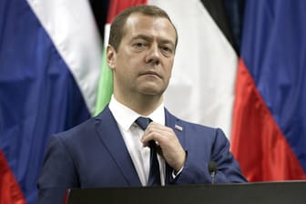 Der russsiche Ministerpräsident Dmitri Medwedew, aufgenommen bei einem Besuch in Jericho in der West Bank: Russland will Firmen wegen US-Sanktionen helfen.