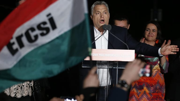 Viktor Orban (Fidesz-Partei) hält nach der Gewonnenen Wahl eine Ansprache vor seinen Unterstützern. Der EU-kritische Regierungschef hat die Parlamentswahl in Ungarn deutlich gewonnen.