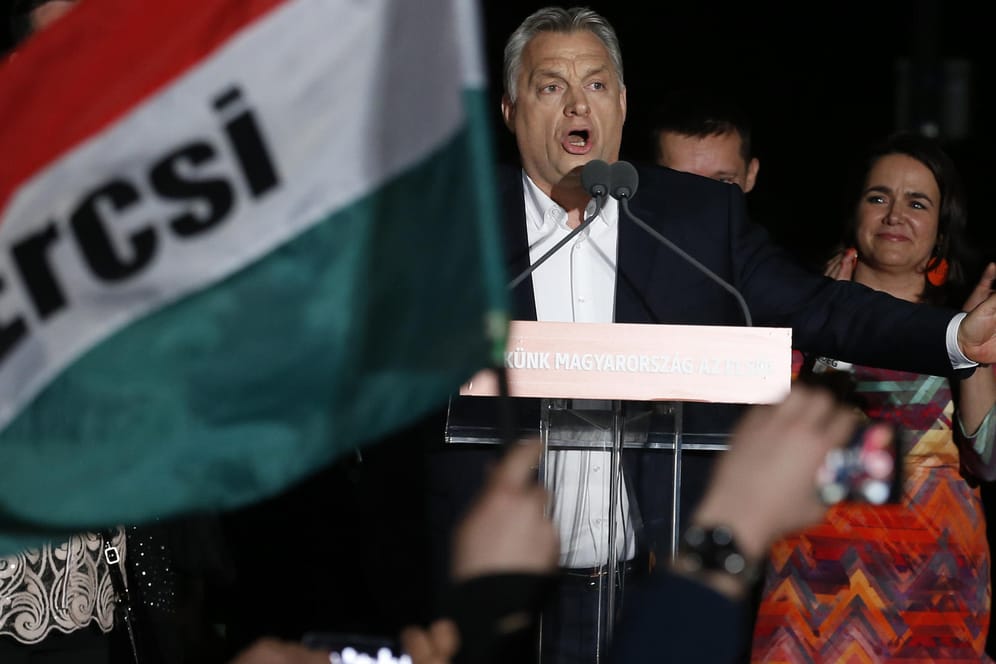 Viktor Orban (Fidesz-Partei) hält nach der Gewonnenen Wahl eine Ansprache vor seinen Unterstützern. Der EU-kritische Regierungschef hat die Parlamentswahl in Ungarn deutlich gewonnen.