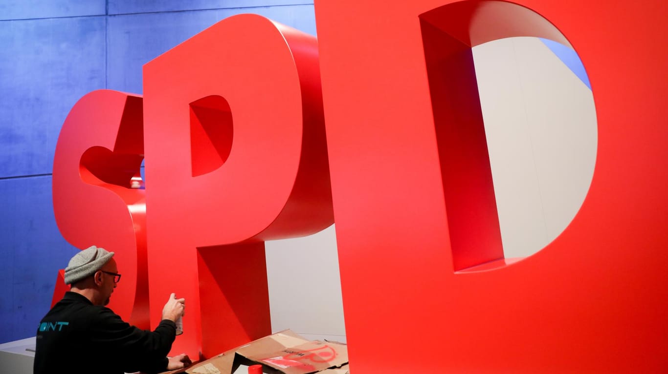 Das SPD-Logo wird mit einer Spraydose aufgehübscht: Die Sozialdemokraten wollen sich erneuern und haben dafür nun einen Plan aufgestellt.