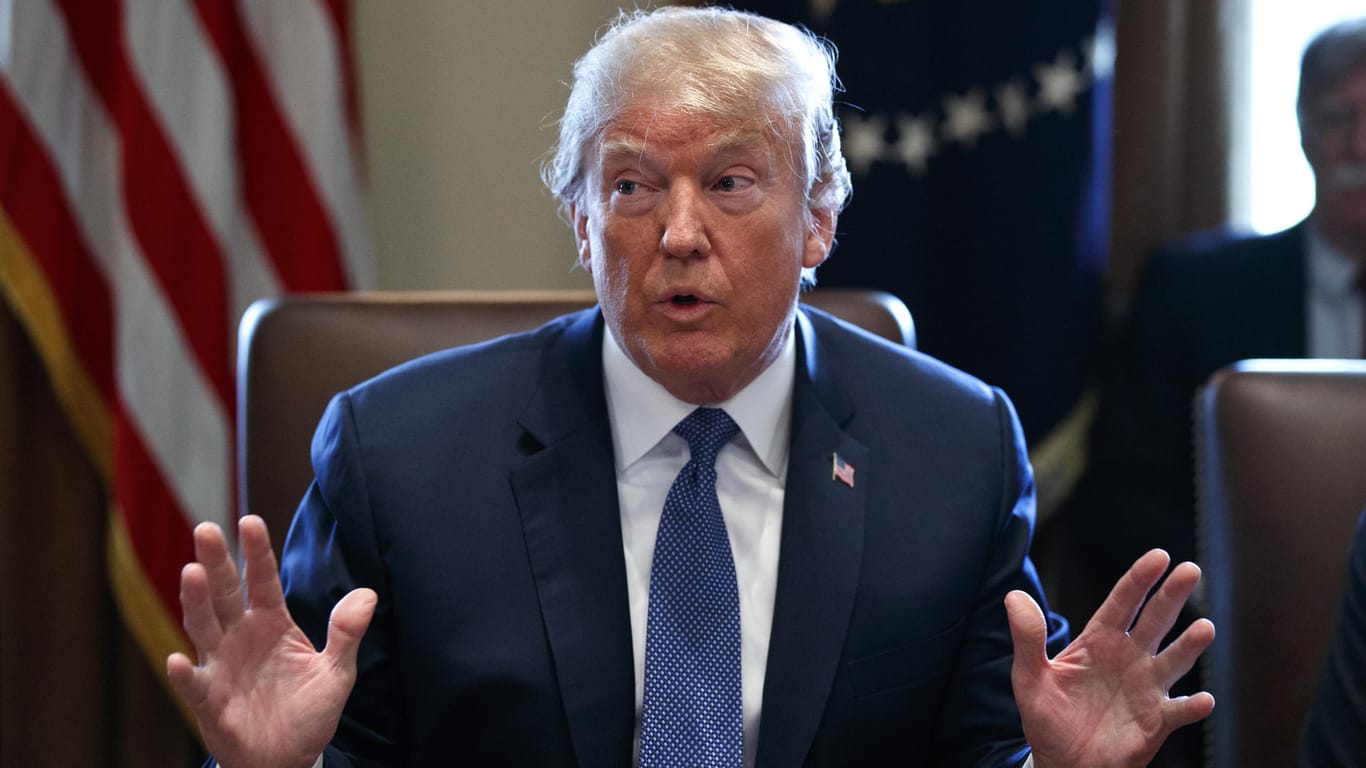 Donald Trump spricht bei einer Kabinettssitzung im Weißen Haus: Der US-Präsident hat eine schnelle Reaktion der USA nach dem mutmaßlichen Giftgaseinsatz in Syrien angekündigt.