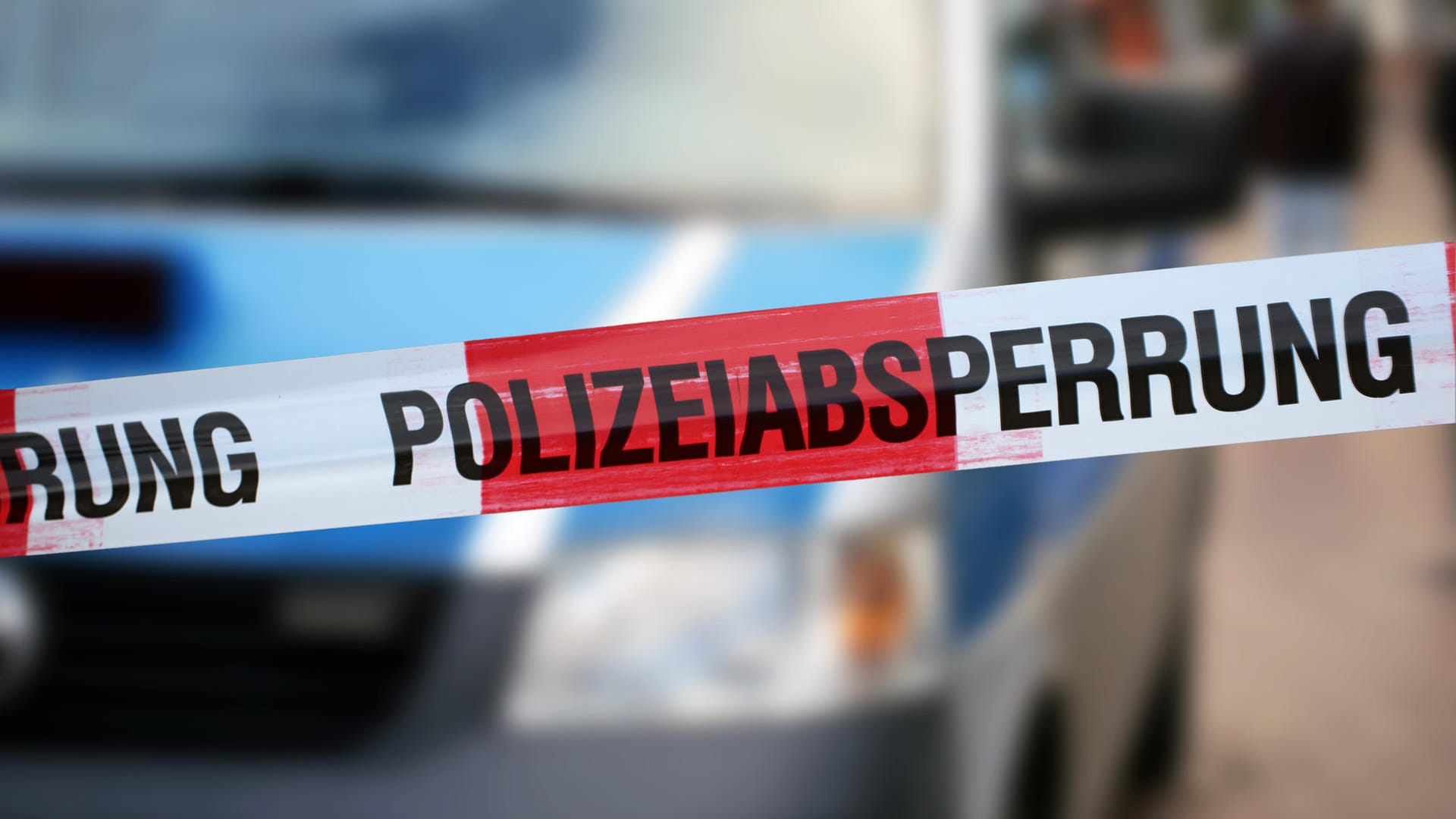 Absperrband der Polizei: Verdächtiger, der in Cottbus in Menschengruppe gefahren ist, bleibt auf freiem Fuß. Absperrband der Polizei: Verdächtiger, der in Cottbus in Menschengruppe gefahren ist, bleibt auf freiem Fuß.