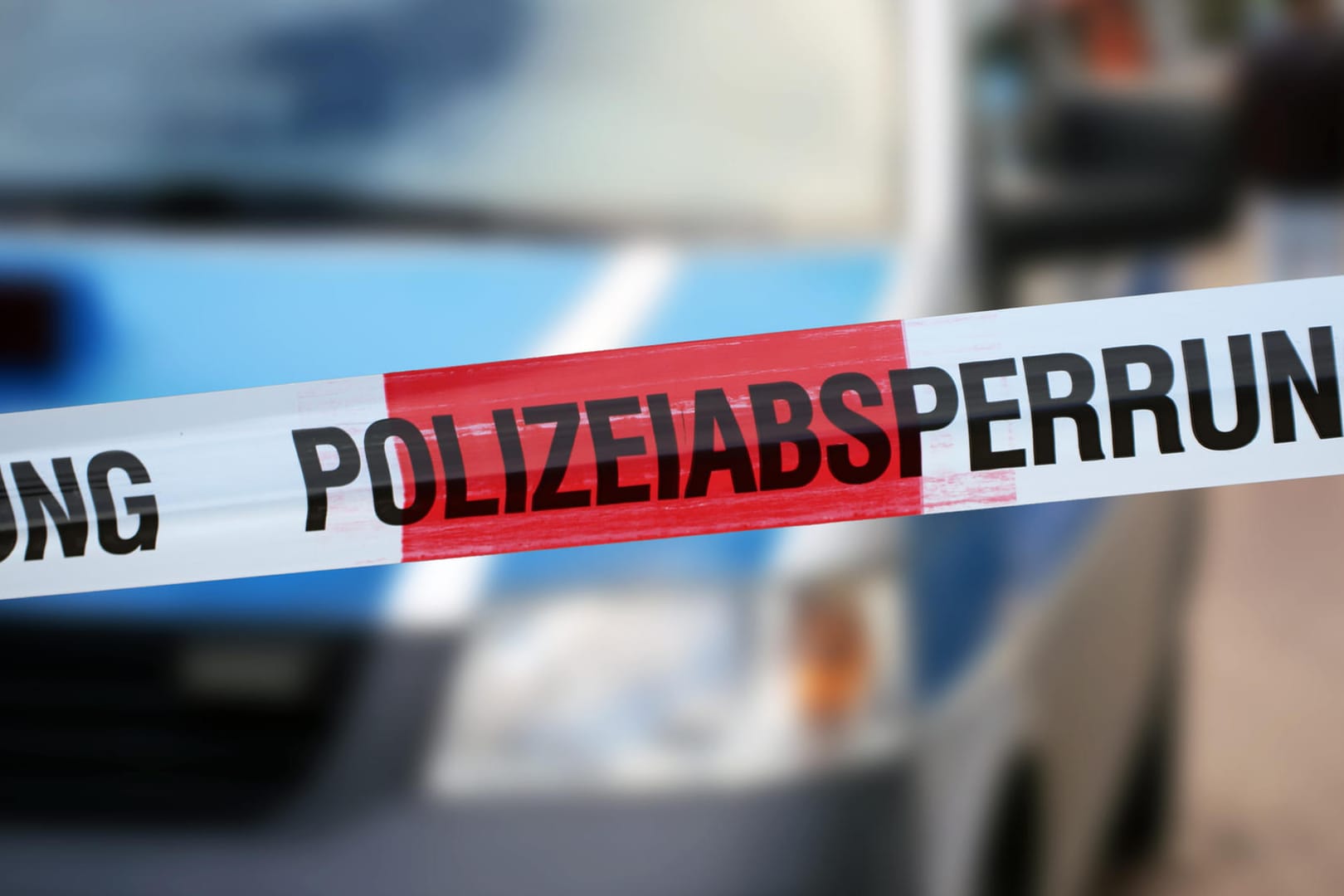 Absperrband der Polizei: Verdächtiger, der in Cottbus in Menschengruppe gefahren ist, bleibt auf freiem Fuß.