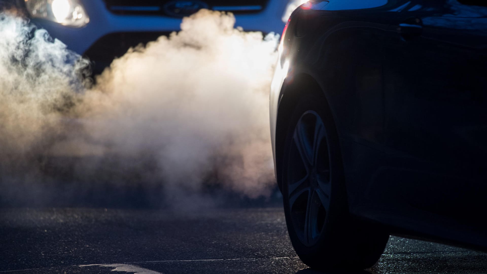 Abgase kommen aus dem Auspuff eines Autos: Tausende schmutzige Diesel fahren jetzt in Bulgarien. Abgase kommen aus dem Auspuff eines Autos: Tausende schmutzige Diesel fahren jetzt in Bulgarien.