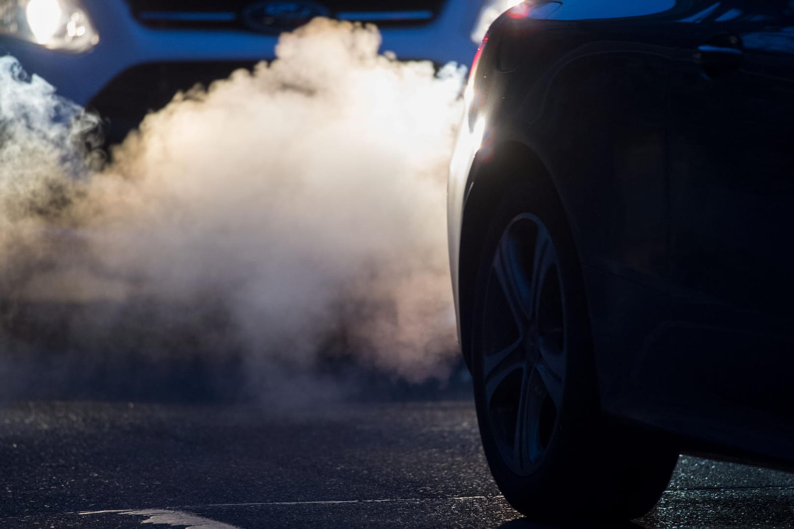 Abgase kommen aus dem Auspuff eines Autos: Tausende schmutzige Diesel fahren jetzt in Bulgarien.