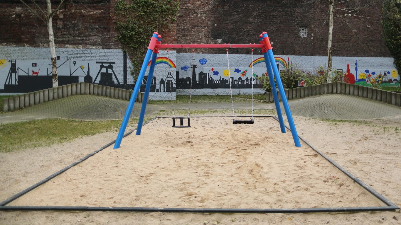 Ein Schaukel auf einem Spielplatz: Tote Ziege ohne Kopf auf Kinderspielplatz in Wernigerode abgelegt.