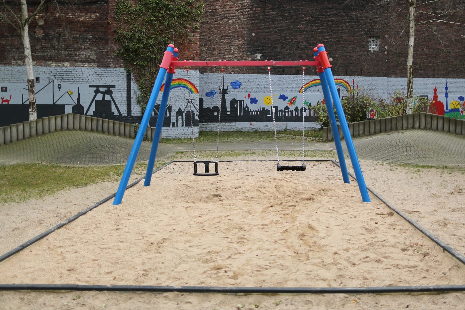 Ein Schaukel auf einem Spielplatz: Tote Ziege ohne Kopf auf Kinderspielplatz in Wernigerode abgelegt.