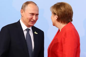 Angela Merkel begrüßt Wladimir Putin beim G20-Gipfel: Der russische Präsident und die Kanzlerin haben am Telefon über die Konflikte in Syrien und in der Ukraine gesprochen.