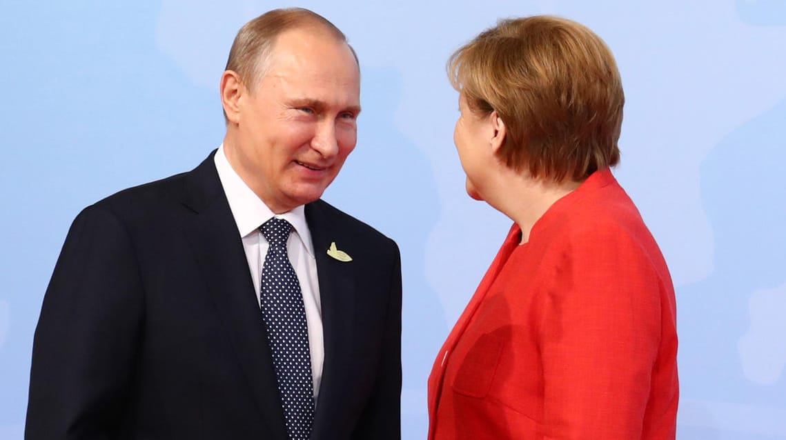Angela Merkel begrüßt Wladimir Putin beim G20-Gipfel: Der russische Präsident und die Kanzlerin haben am Telefon über die Konflikte in Syrien und in der Ukraine gesprochen. Angela Merkel begrüßt Wladimir Putin beim G20-Gipfel: Der russische Präsident und die Kanzlerin haben am Telefon über die Konflikte in Syrien und in der Ukraine gesprochen.