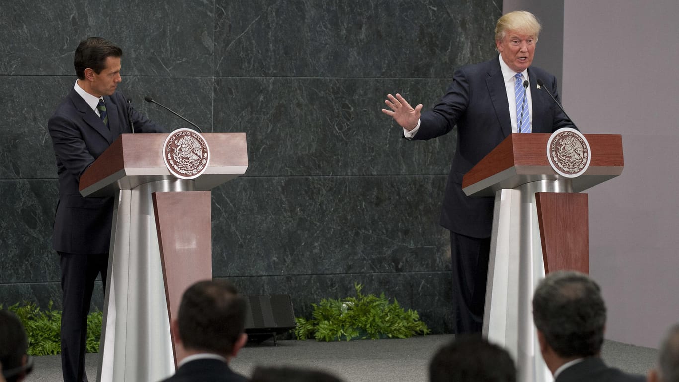 Der damalige US-Präsident Donald Trump (r.) und der mexikanische Präsident Enrique Pena Nieto (l.) .bei einem Treffen in Mexiko-Stadt (Mexiko): Mexiko stellt gesamte Kooperation mit den USA auf den Prüfstand.