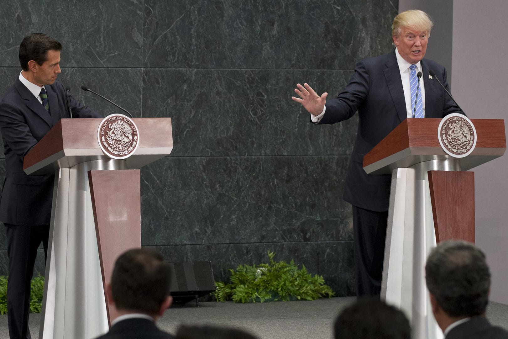 Der damalige US-Präsident Donald Trump (r.) und der mexikanische Präsident Enrique Pena Nieto (l.) .bei einem Treffen in Mexiko-Stadt (Mexiko): Mexiko stellt gesamte Kooperation mit den USA auf den Prüfstand.