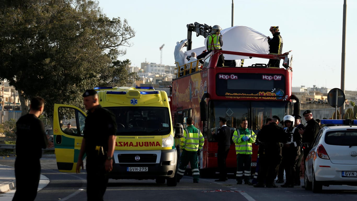 Rettungskräfte am beschädigten Bus: Zwei Touristen sterben bei Kollision mit herabhängenden Ästen.