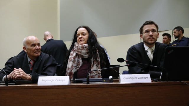 Die Angeklagte Beate Zschäpe sitzt neben ihren Anwälten Hermann Borchert (l) und Mathias Grasel am 13. Die Angeklagte Beate Zschäpe sitzt neben ihren Anwälten Hermann Borchert (l) und Mathias Grasel am 13.