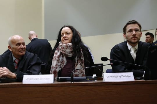 Die Angeklagte Beate Zschäpe sitzt neben ihren Anwälten Hermann Borchert (l) und Mathias Grasel am 13.
