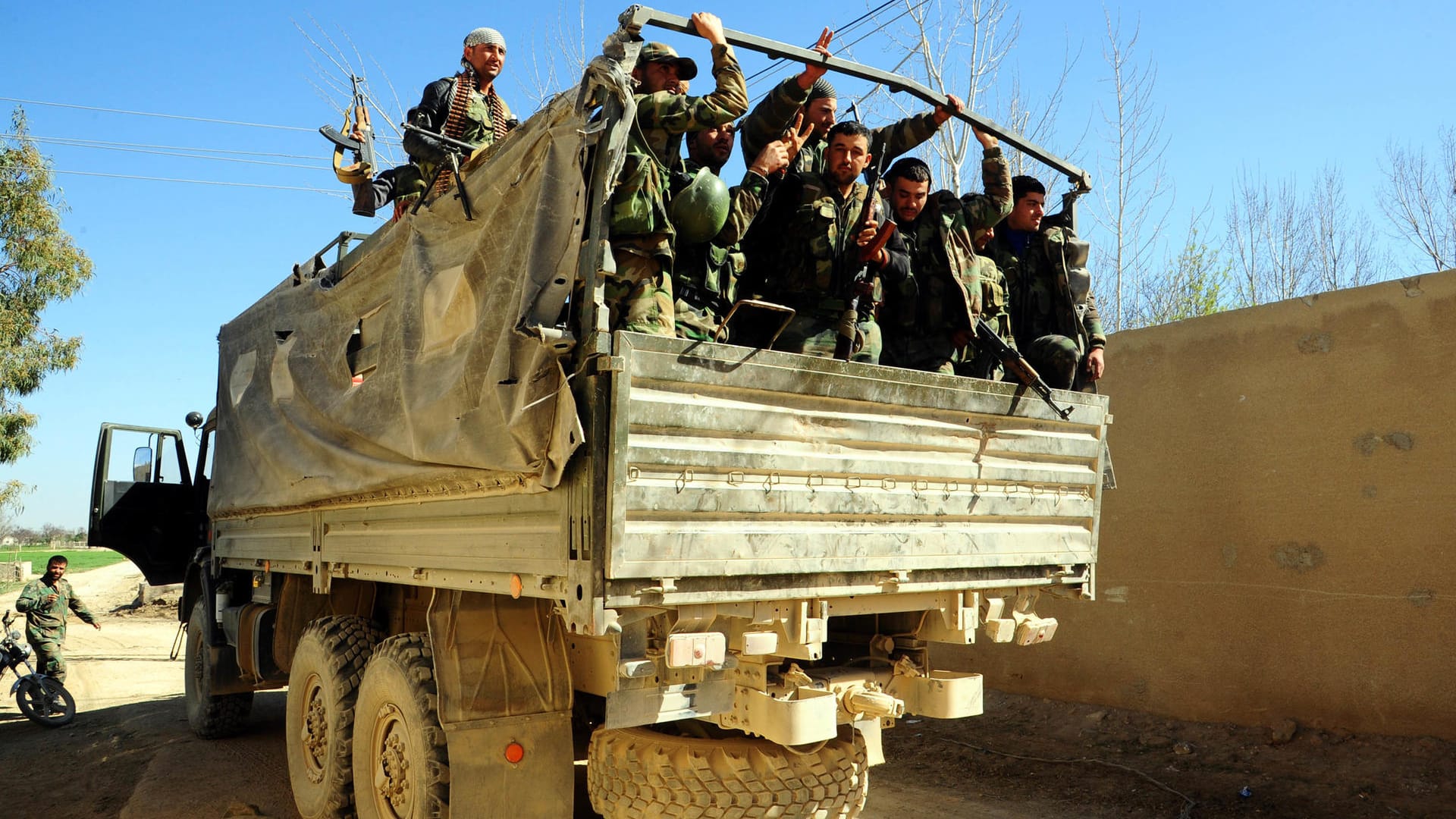 Soldaten der syrischen Armee in Ost-Ghuta: Die Truppen wurden nach Drohungen der USA in Alarmbereitschaft versetzt. Soldaten der syrischen Armee in Ost-Ghuta: Die Truppen wurden nach Drohungen der USA in Alarmbereitschaft versetzt.