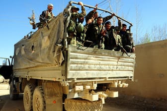 Soldaten der syrischen Armee in Ost-Ghuta: Die Truppen wurden nach Drohungen der USA in Alarmbereitschaft versetzt.