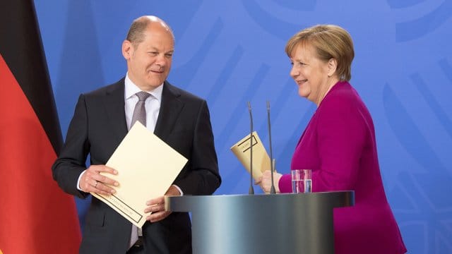 Vorerst zufrieden: Bundeskanzlerin Angela Merkel und Finanzminister Olaf Scholz ziehen eine Bilanz der Kabinettsklausur. Vorerst zufrieden: Bundeskanzlerin Angela Merkel und Finanzminister Olaf Scholz ziehen eine Bilanz der Kabinettsklausur.