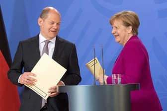 Vorerst zufrieden: Bundeskanzlerin Angela Merkel und Finanzminister Olaf Scholz ziehen eine Bilanz der Kabinettsklausur.