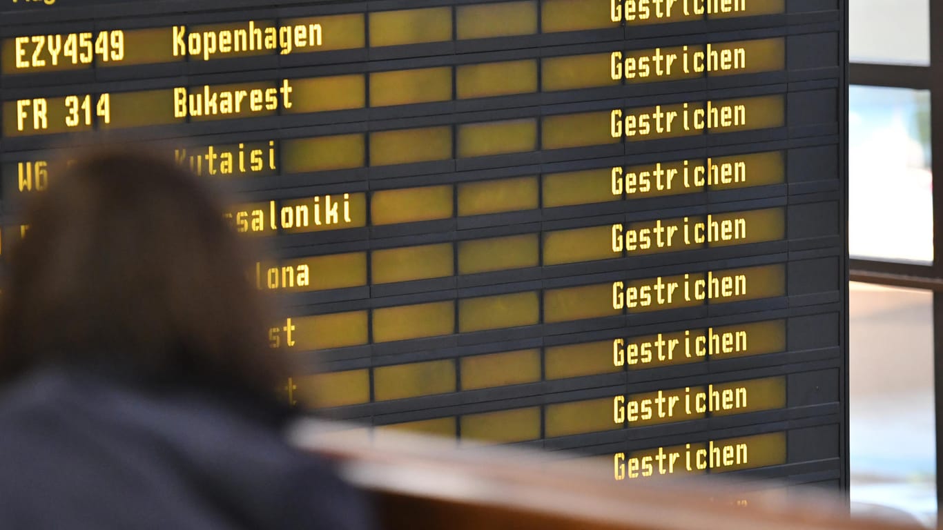 Flug: gestrichen. An vier deutschen Flughäfen wird am Dienstag gestreikt.