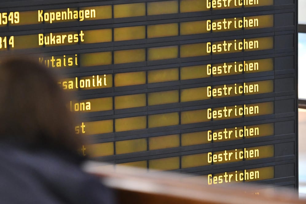 Flug: gestrichen. An vier deutschen Flughäfen wird am Dienstag gestreikt.