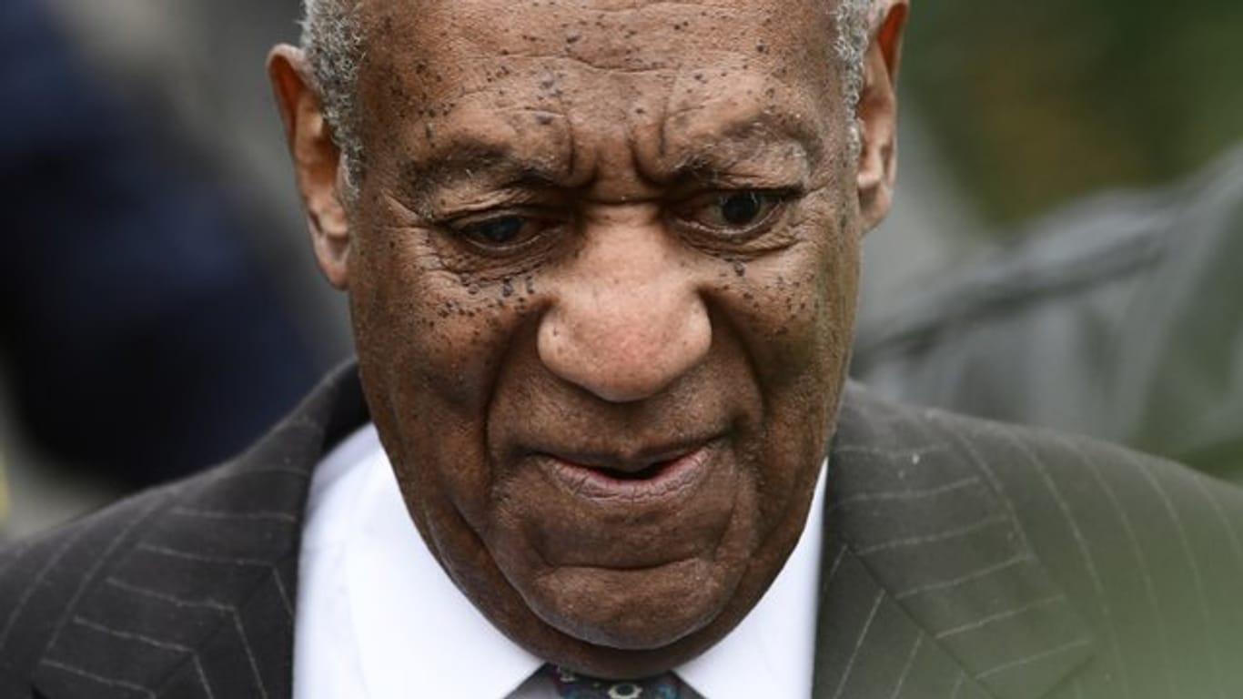 Bill Cosby verlässt den Gerichtssaal.